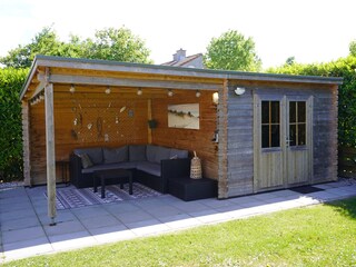 Garten mit überdachte Terrasse