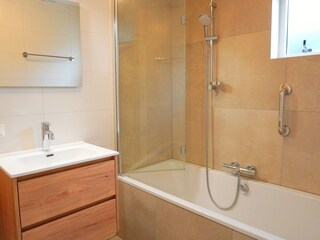 Badezimmer mit Bad
