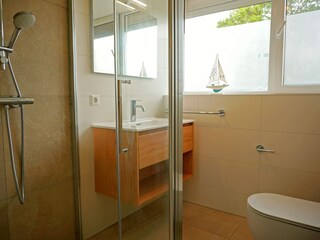 Badezimmer mit Dusche