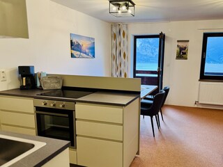 Kochinsel und Essbereich mit Blick auf den Attersee