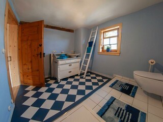 Badezimmer mit Dusche,Toilette und Waschbecken