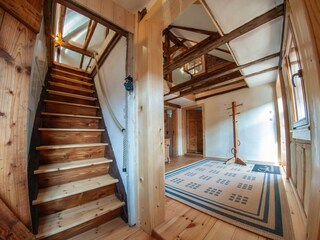 Aufgang zur Galerie (steile Treppe)