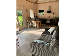 Zimmer mit offener Küche