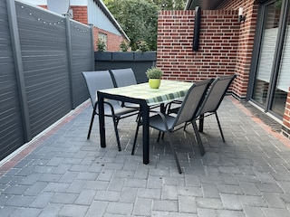 Gemütlich auf der Terrasse zusammensitzen
