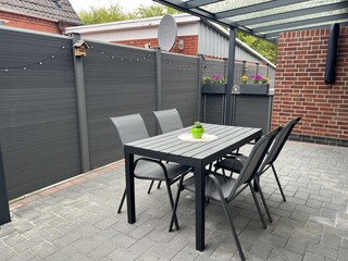 Gemütlich relaxen auf der überdachten Sonnenterrasse