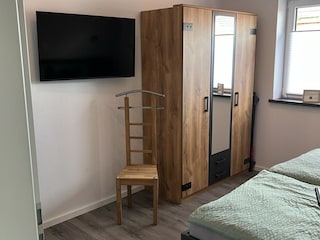 Im Schlafzimmer ist jede Menge Platz für die Kleidung.