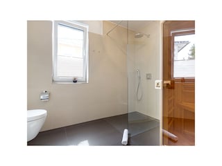 Bad mit Dusche und Wärmekabine