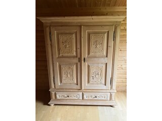 Schnitzereien am Massivholz Kleiderschrank eines Schlaf