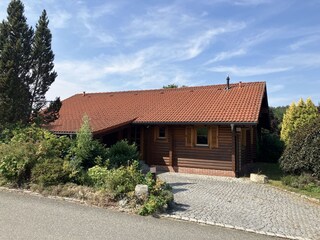 Vorderansicht mit Einfahrt zum Carport