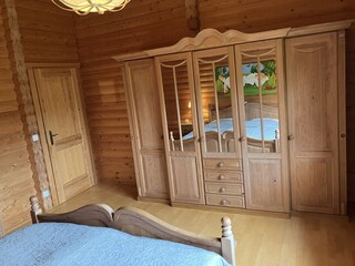 grosser Kleiderschrank Massivholz SZ 1