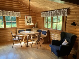 Blick auf Essecke und Lesesessel