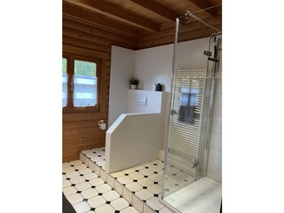 geräumiges Bad mit Fenster