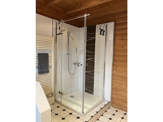 große Duschkabine mit Handtuchtrockner