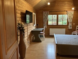 zweites Schlafzimmer mit Schreibtisch und Smart - TV