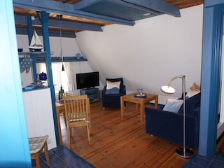 offener Wohnbereich mit TV