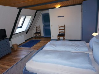 Schlafraum mit Kleiderschrank