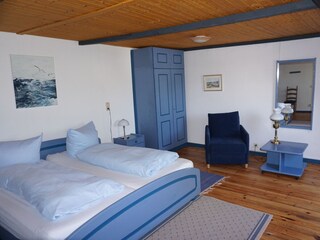 Schlafraum mit Doppelbett im OG