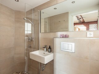 Bad mit Dusche und WC