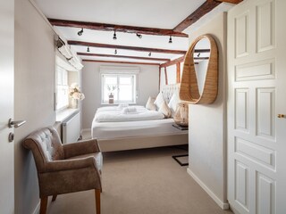 Schlafzimmer mit Boxspring-Doppelbett