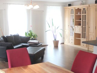 Blick von der Küche ins Wohnzimmer