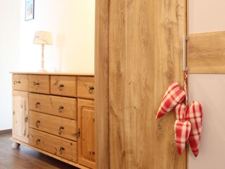 Kleiderschrank und Kommode im Schlafzimmer