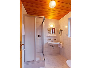 Badezimmer mit Dusche