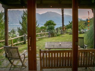 Blick vom Wohnzimmer in den Garten