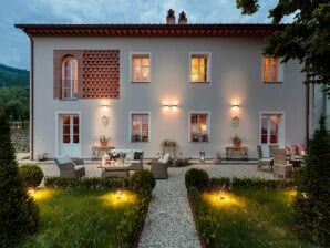 Villa a Lucca con Jacuzzi e Vigneti