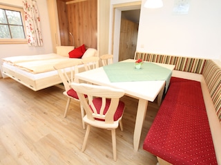 Esszimmer mit ausgeklappten Bett