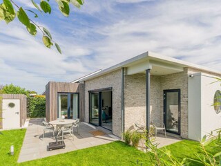 Die sonnige Terrasse mit Gartenmöbel