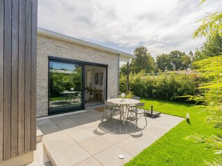 Die sonnige Terrasse mit Gartenmöbel