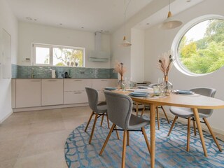 Der gemütliche Essbereich mit offener Küche