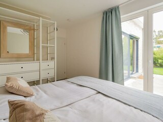 Schlafzimmer 1 mit Doppelbett (160x200) und Schrank