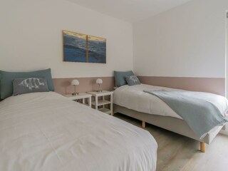 Schlafzimmer 2 mit 2 Einzel-Boxspringbetten und Schrank