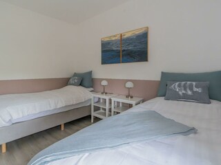 Schlafzimmer 2 mit 2 Einzel-Boxspringbetten und Schrank