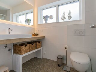 Modernes Badezimmer mit Sunshower, Waschbecken und WC