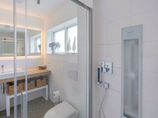 Modernes Badezimmer mit Sunshower, Waschbecken und WC