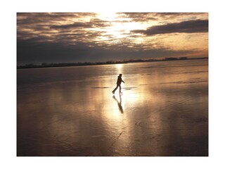 Schlittschuhlaufen bei Sonnenuntergang