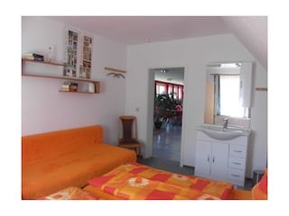 Schlafzimmer mit Waschplatz