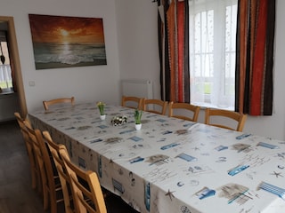 Esszimmer mit großem Tisch