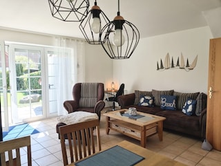 Gemütliches Wohn-/Esszimmer mit Zugang zur Terrasse