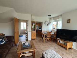 Großes, helles Wohn-/Esszimmer mit angrenzender Küche