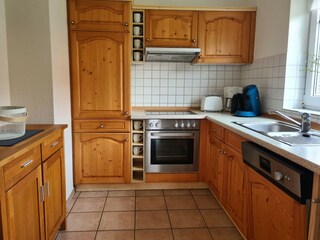 Gut ausgestattete Küche (ab 09/25 helle Einbauküche)