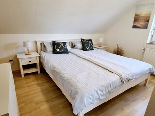 Schlafzimmer mit Doppelbett (1,80 x 2,00 m)