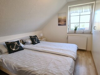 Schlafzimmer mit Fenster + Fliegengitter