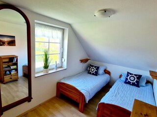 Zweites Schlafzimmer mit 2 Einzelbetten (90 x 200 cm)