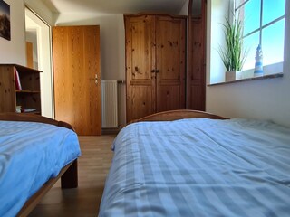 Schrank als Stauraum, Fenster mit Fliegengitter