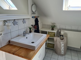 Bad mit Fenster (OG)