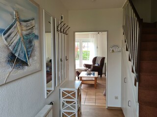 Flur mit Garderobe und Regal