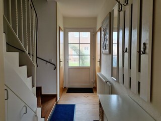 Flur, Haustür und Treppe